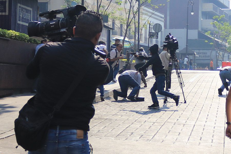 CUERNAVACA, MORELOS, 08MAYO2019.- Un hombre sin identificar con una sudadera negra y cubierta la cabeza con la gorra, dispara contra el líder de comerciantes Jesús García Rodríguez, al finalizar la conferencia de prensa en la calle Gutenberg a lado del palacio de gobierno. El líder murió minutos después de ingresar al hospital, se reportan 3 heridos, entre ellos el camarógrafo Rene Pérez. Hay dos hombres detenidos, los cuales presuntamente son hijos de otro líder del comercio. El secretario de desarrollo social del estado Gilberto Alcalá se encontraba con el líder comerciante al momento de la agresión, el cual salió ileso.
FOTO: MARGARITO PÉREZ RETANA /CUARTOSCURO