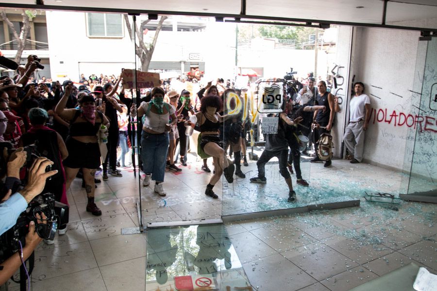 CIUDAD DE MÉXICO, 12AGOSTO2019.- Mujeres jóvenes integrantes de diversas organizaciones feministas se manifestaron a las entradas de las oficinas de la Secretaría de Seguridad Pública (SSP) para exigir justicia por los casos de violación por parte de policías, en la alcaldía de Azcapotzalco y en el Museo Archivo de la Fotografía. Las inconformes marcharon por avenida Chapultepec con dirección al “búnker” de la Procuraduría General de Justicia (PGJ) la cual intervinieron con pintas y ruptura de las puertas de cristal, esto como ejemplo del hartazgo de las manifestantes. FOTO: GALO CAÑAS /CUARTOSCURO