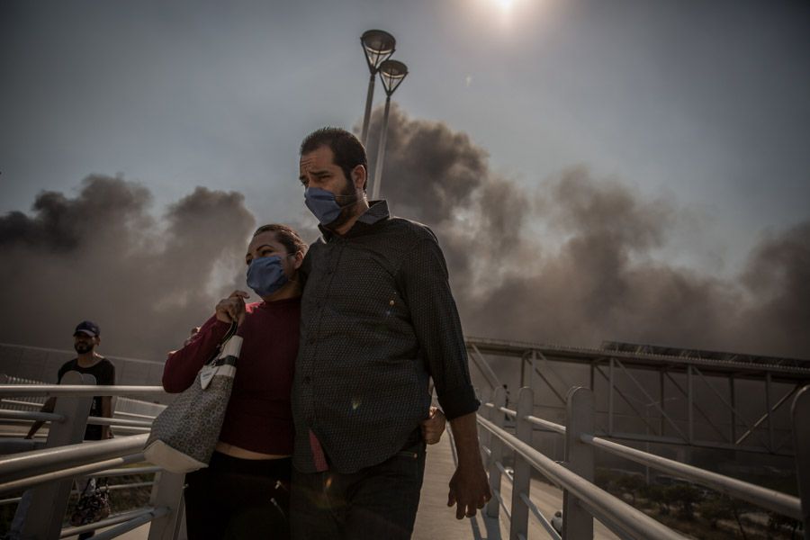 TIJUANA, BAJA CALIFORNIA, 25OCTUBRE2019.- Alrededor de 130 incendios relacionados con la condición Santa Ana han sido atendidos por elementos del cuerpo de Bomberos y personal del Ejército Mexicano en distintos puntos de la ciudad. La imagen muestra el incendio de la fabrica Jacuzzi, ubicada en la Zona Este de la ciudad. FOTO: OMAR MARTÍNEZ /CUARTOSCURO