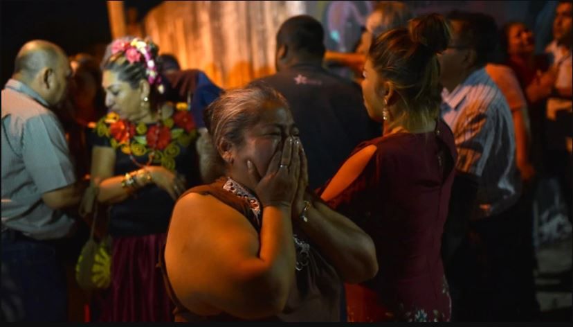 MINATITLÁN, VERACRUZ, 20ABRIL2019.- Policías estatales y elementos del ejército resguardan el lugar donde fueron asesinadas ayer 13 personas en el lugar "Palapa los potros". (Foto: EFE)
