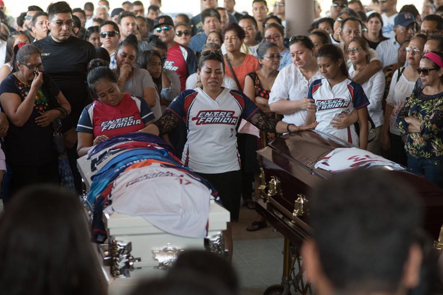 MINATITLÁN, VERACRUZ, 21ABRIL2019.- El pequeño Santiago y su padre César Hernández Barrera, víctimas de la masacre ocurrida el pasado viernes, fueron llevados por última vez al campo de las ligas pequeñas de béisbol, donde el féretro de ambos dio una carrera final, recibiendo porras y aplausos. También se llevó el ataúd de la madre de otro jugador, para luego todos ser sepultados. Los familiares llevaron recordaron que Hernández Barrera jugo en esa cancha cuando fue adolescente y el último equipo que dirigió fueron los Marlins integrando por jóvenes de entre 13 y 16 años, además se repartieron en los dolientes unas playeras con la leyenda "Entre familia", padre e hijo fueron enterrados en el mismo ataúd. FOTO: ÁNGEL HERNÁNDEZ /CUARTOSCURO