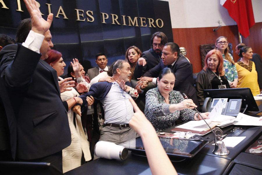 CIUDAD DE MÉXICO, 12NOVIEMBRE2019.- En medio de las protestas ocurridas durante la toma de protesta Rosario Piedra Ibarra, como nueva titular de la Comisión Nacional de Derechos Humanos, Gustavo Madero, senador del PAN cayó en plena tribuna de la cámara alta.
FOTO: CUARTOSCURO