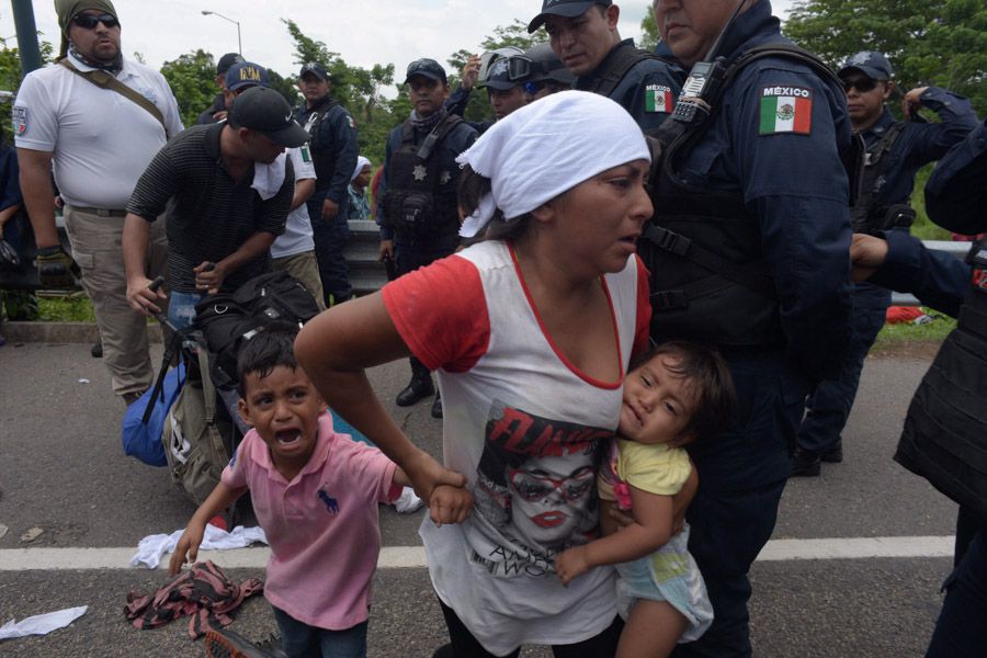 METAPA, CHIAPAS, 05JUNIO2019.- Elementos de la policia Federal y agentes migratorios detuvieron a la fuerza a la caravana que entró esta mañana al territorio mexicano. Cientos de migrantes fueron detenidos sobre la carretera internacional Ciudad Hidalgo -Tapachula para subirlos a camiones y supuestamente llevarlos a una estación migratoria para regularizar sus papeles de tránsito o permanecía en el país, durante el operativo un hombre calló al suelo y empezó a convulsionarse, la ayuda médica llegó varios minutos después. Niños, mujeres y hombres suplicaban a las autoridades que los dejaran transitar. FOTO: ISABEL MATEOS /CUARTOSCURO