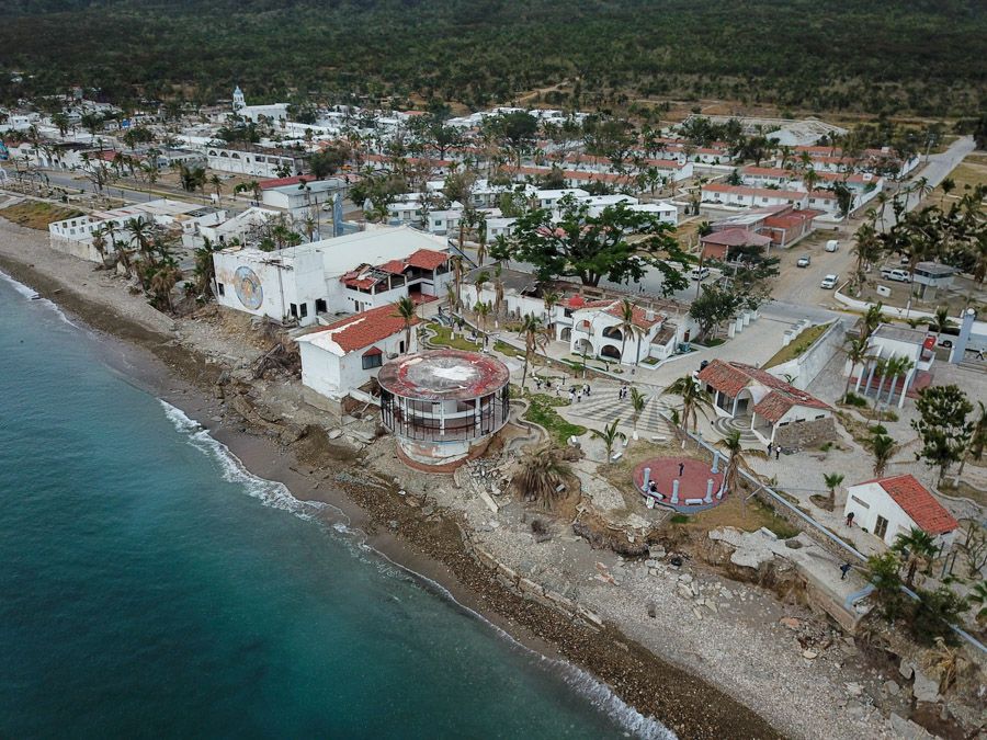 ISLAS MARÍAS, NAYARIT, 17MARZO2019.- Luego de un traslado en el Buque Isla María Madre Bal 11 de siete horas, un grupo de periodistas visitó y recorrió las instalaciones de la cárcel de Islas Marías, la cual fue cerrada a principios de marzo por la administración del presidente Andrés Manuel López Obrador, para ser convertida en un “Centro de Educación Ambiental y Cultural Los Muros del Agua-José Revueltas”, administrado por la Secretaría de Medio Ambiente. El centro penitenciario albergaba a 652 personas privadas de la libertad (PPL), de las cuales 584 fueron distribuidas en otros penales, mientras que el resto obtuvieron su libertad . Una de las características de la Cárcel de Islas Marías era que familias enteras podían visitar a las PPL por una semana e incluso, siguiendo el trámite correspondiente quedarse a vivir con ellas, sin embargo, al momento del cierre y traslado final, sólo vivían siete familias. Actualmente, la mayor parte de las instalaciones se encuentran en abandono y en muchos casos en un estado deplorable, luego de que el huracán “Willa” las afectará gravemente en octubre de 2018; al momento del cierre se trabajaba en algunas áreas para reacondicionarlas o remodelarlas, como las viviendas que habitaban las familias visitantes, o él área de dormitorios de los PPL, pero los trabajos se abandonaron completamente. personal del Centro aún se encuentra trabajando en el lugar, algunos serán trasladados a penitenciarias para trabajar ahí y otros esperan a ser contratados por la nueva administración de Semarnat, sin embargo, los trabajadores no se dan abasto con las tareas diarias de las islas, como alimentar a los animales o el mantenimiento de algunas instalaciones, ya que mucho de este trabajo era realizado por los propios PPL.
FOTO: ISAAC ESQUIVEL /CUARTOSCURO