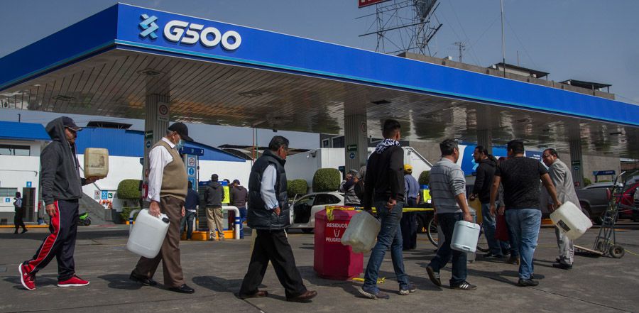 CIUDAD DE MÉXICO, 14ENERO2019.- Continúan las largas filas en algunas gasolineras de la Ciudad de México, en donde la venta del combustible comienza a ser racionada a 20 litros por compra. Sobre avenida Zaragoza, algunos acuden con bidones que son marcados para realizar una compra más ordenada. FOTO: ISAAC ESQUIVEL /CUARTOSCURO