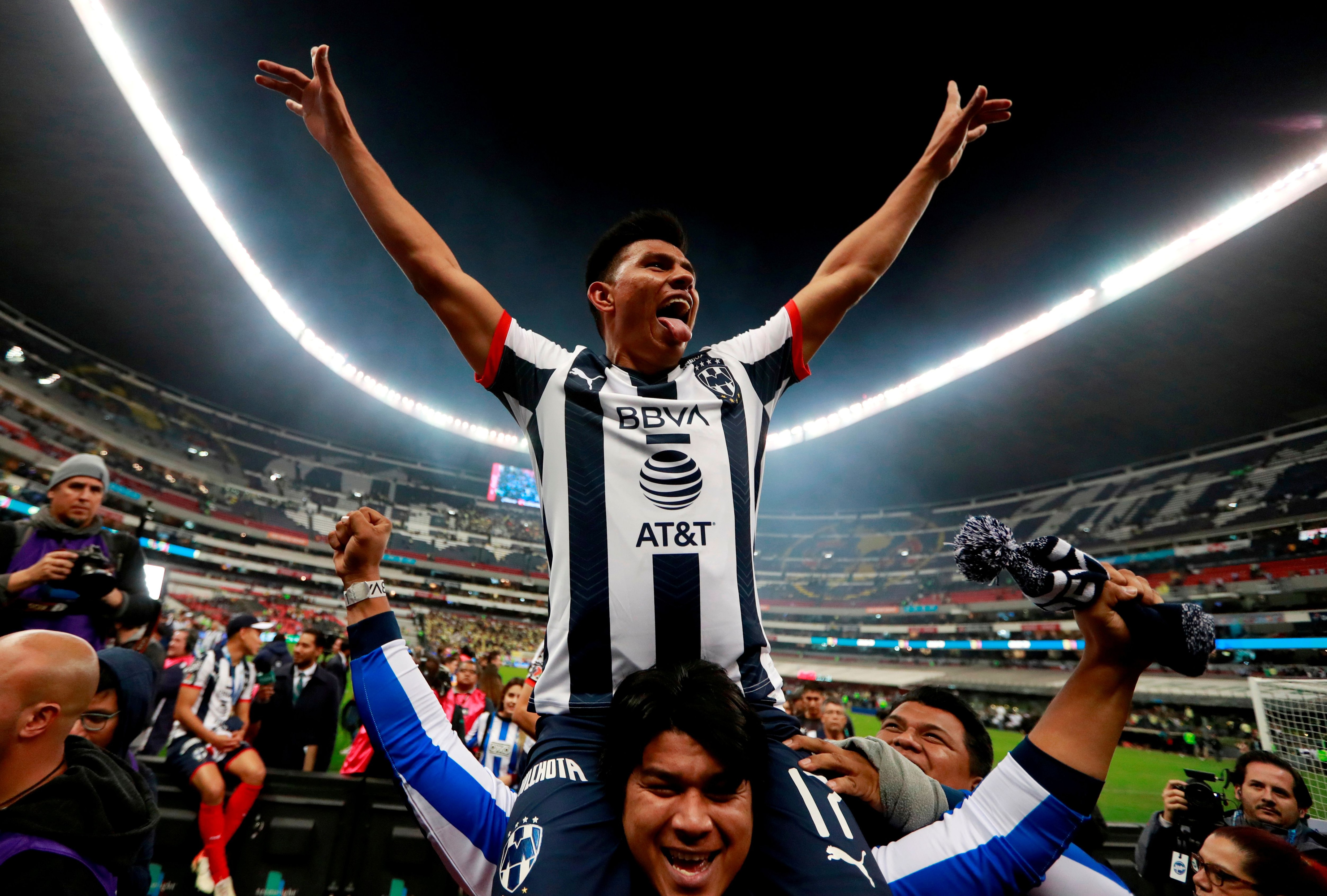 Fútbol - Liga MX - Final - Segunda etapa - América v Monterrey - Estadio Azteca, Ciudad de México, México - 29 de diciembre de 2019 Jesús Gallardo de Monterrey celebra después de ganar la Liga MX REUTERS / Luis Cortes