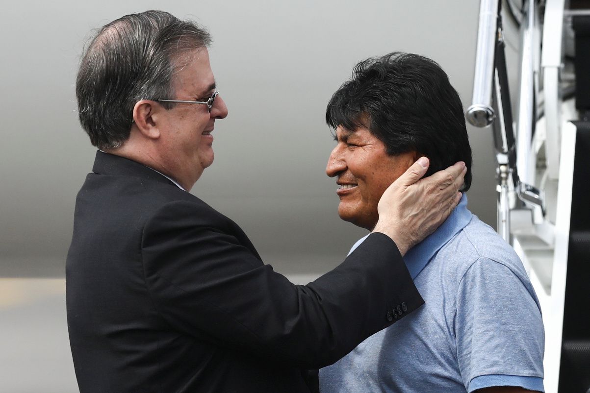 Evo Morales, es recibido por el canciller mexicano, Marcelo Ebrard, durante su llegada para solicitar asilo en México, luego de renunciar a la presidencia de Bolivia. 12 de noviembre de 2019. REUTERS/Edgard Garrido