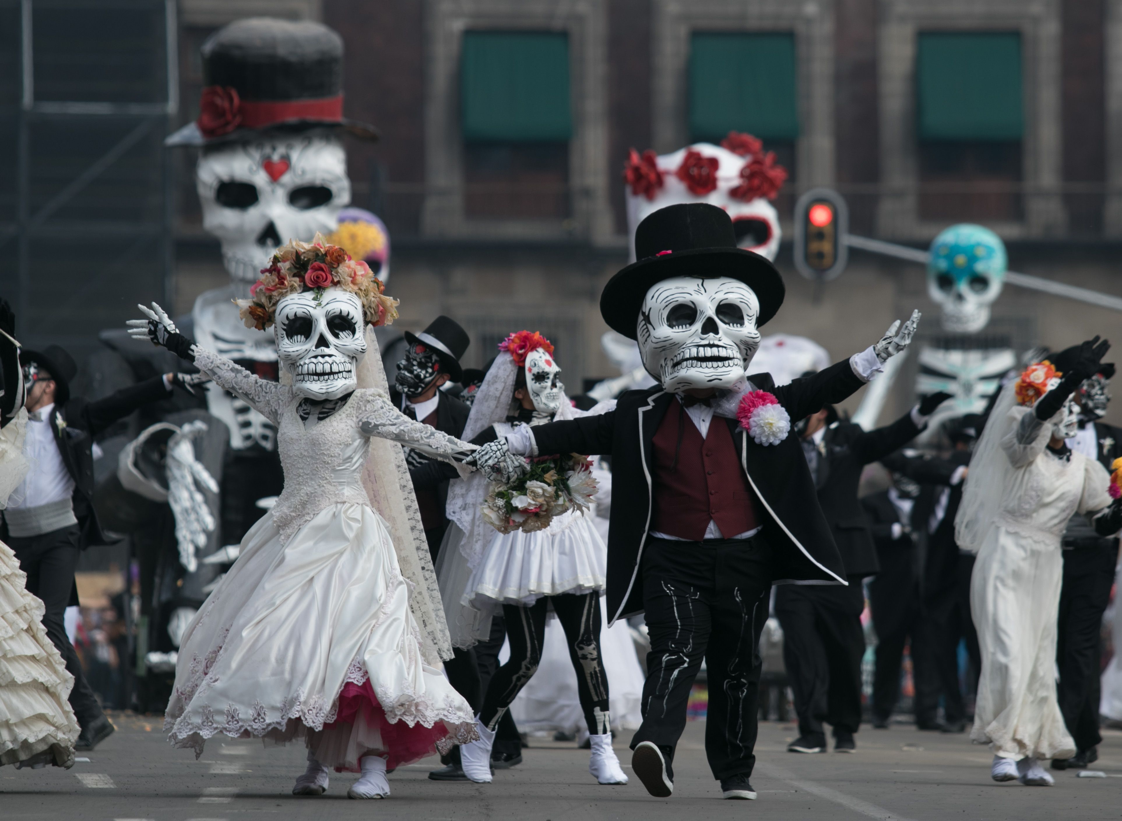 CIUDAD DE MÉXICO, 27SEPTIEMBRE2019.- Miles de personas se dieron cita tanto en la plancha del Zócalo, como a lo largo de Paseo de la Reforma para presenciar el paso del Desfile de Día de Muertos, promovido por la secretaria de Cultura de la Ciudad de México. FOTO: GALO CAÑAS /CUARTOSCURO