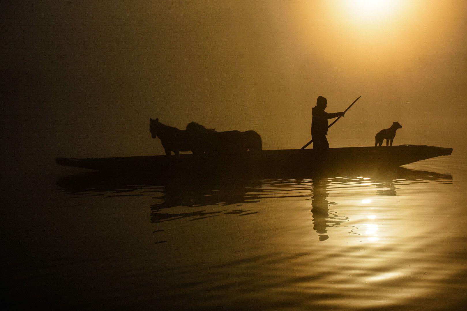CIUDAD DE MÉXICO, 08DICIEMBRE2019.- Entre una intensa neblina los chinamperos amanecieron este día, entre los canales aún se observan varias especies de aves, aunque uno de los principales atractivos turísticos de Xochimilco para la gente que acude s esta alcaldía es un paseo por trajinera, muchos de los habitanates cercanos a los canales aún utilizan sus embarcaciones para el transporte de mercancía como lo hicieron las culturas prehispánicas hace cientos de años. FOTO: ELIZABETH RUIZ /CUARTOSCURO