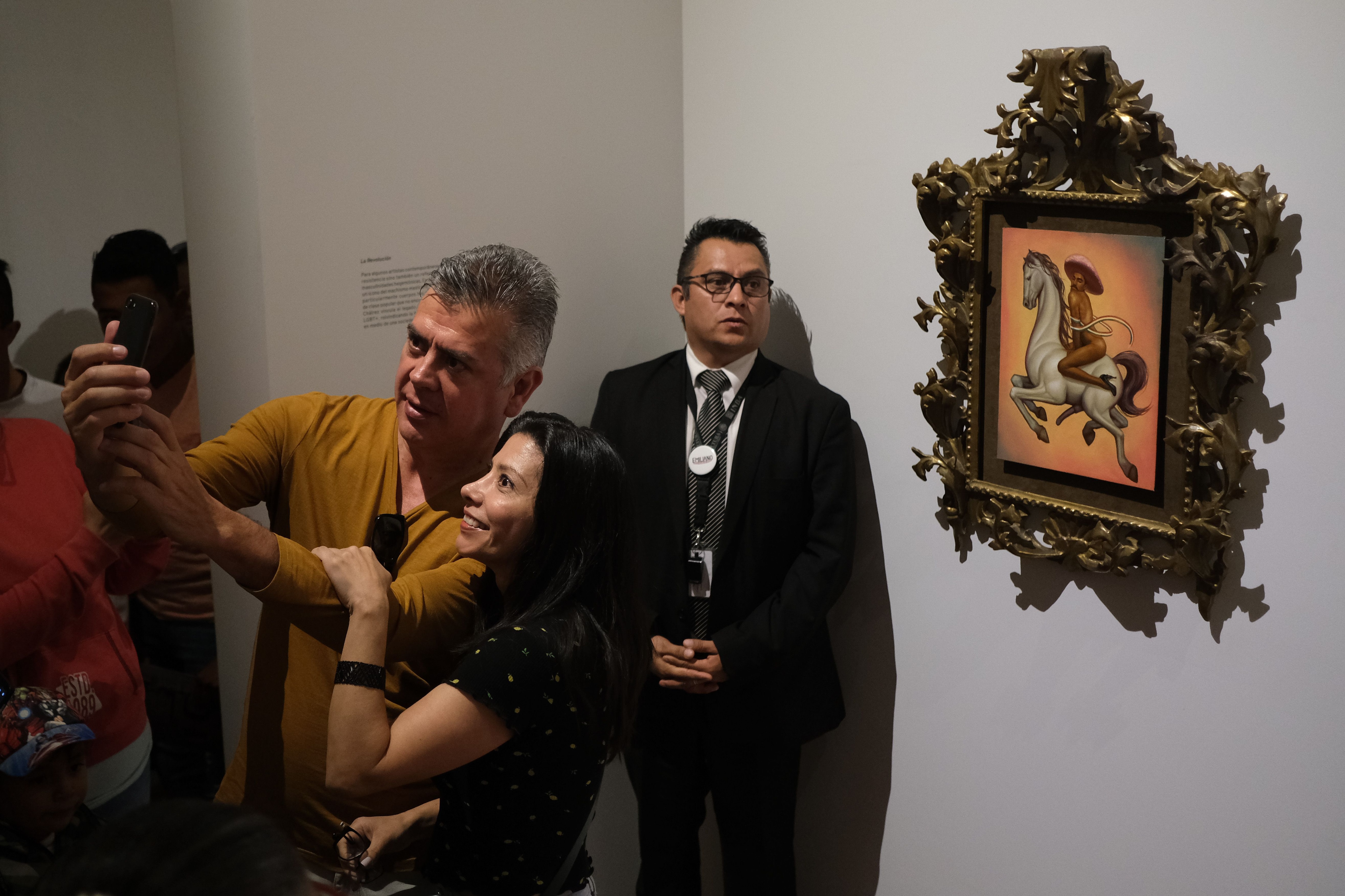 CIUDAD DE MÉXICO, 15DICIEMBRE2019.- Cientos de capitalinos asistieron a ver la exposición "Emiliano. Zapata después de Zapata", la cual es una representación en el marco del Año del Caudillo del Sur. Después de la polémica de la obra "La Revolución", del pintor Fabián Cháirez, la cual muestra a Emiliano Zapata desnudo, con tacones, con una bandera de la diversidad sexual y un sombrero rosa, integrantes de de la Unión Nacional de Trabajadores Agrícolas (UNTA) protestaron el martes pasado en contra de la obra en el Palacio de Bellas Artes, en donde también agredieron a personas de la comunidad LGBTTTI. Tres días después, artistas, defensores de derechos humanos e integrantes de colectivos de la comunidad LGBTTTI se manifestaron afuera de éste recinto en la que apoyaron al artista y en el que protestaron en contra de la homofobia y a favor de la libertad creativa. La exposición estará abierta al público hasta el 16 de febrero del 2020. FOTO: GRACIELA LÓPEZ /CUARTOSCURO
