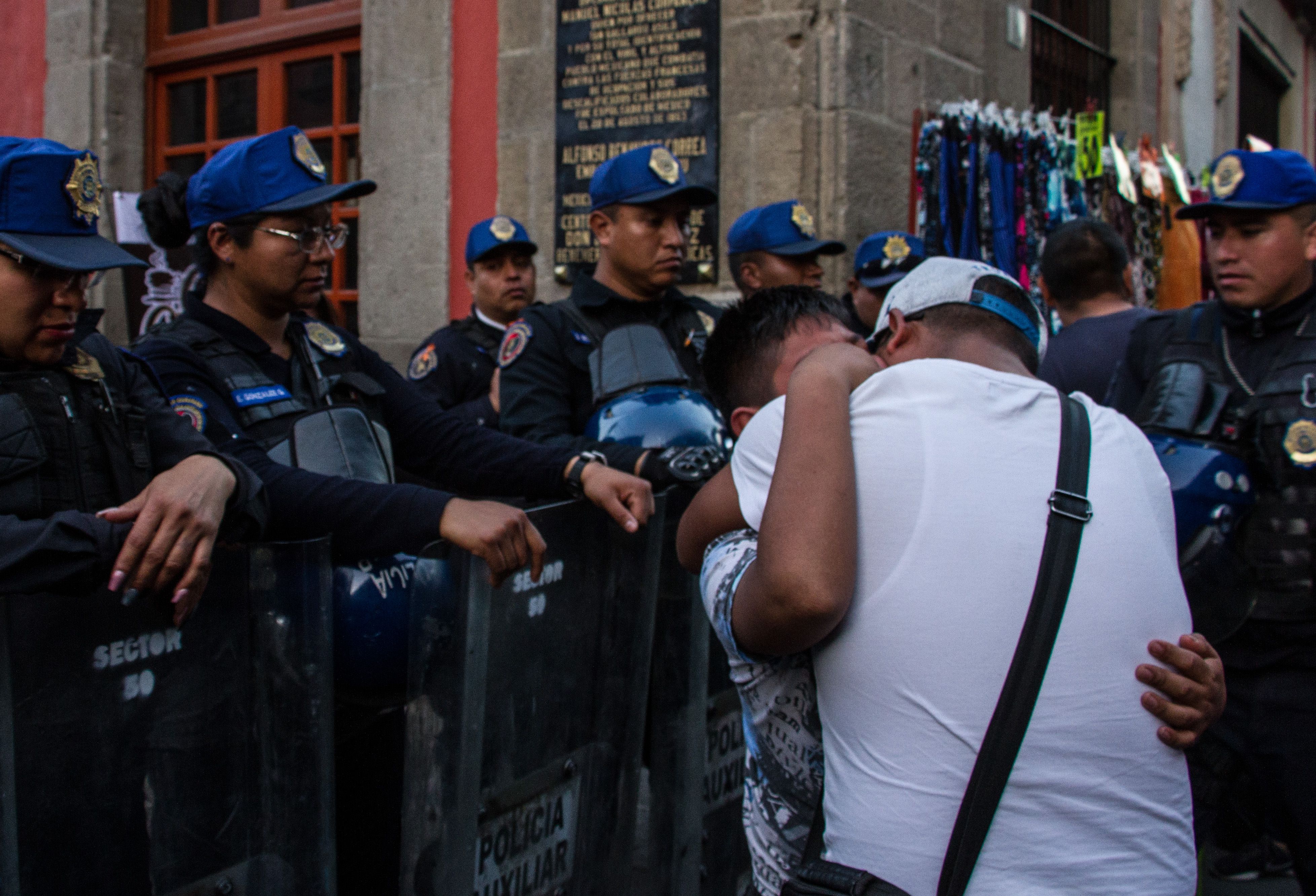 Elementos de la Policía de Seguridad Ciudadana (SSC) resguardaron las calles de Licenciado Verdad y Moneda en el Centro Histórico, después de haberse registrado una balacera provocada por un militar en retiro de la Secretaría de la Defensa Nacional (SEDENA), quién presuntamente portaba un arma de fuego. Supuestamente los primeros reportes indican que el hombre ingresó a una vecindad en dónde orinó y los vecinos se quejaron; posteriormente el agresor sacó un arma y comenzó a disparar, por lo que hirió a tres habitantes de la vecindad, mientras en el tiroteo el sujeto perdió la vida. Paramédicos acudieron al sitio y al trasladar a los heridos al Hospital General Balbuena, uno de ellos perdió la vida.
FOTO: ANDREA MURCIA /CUARTOSCURO