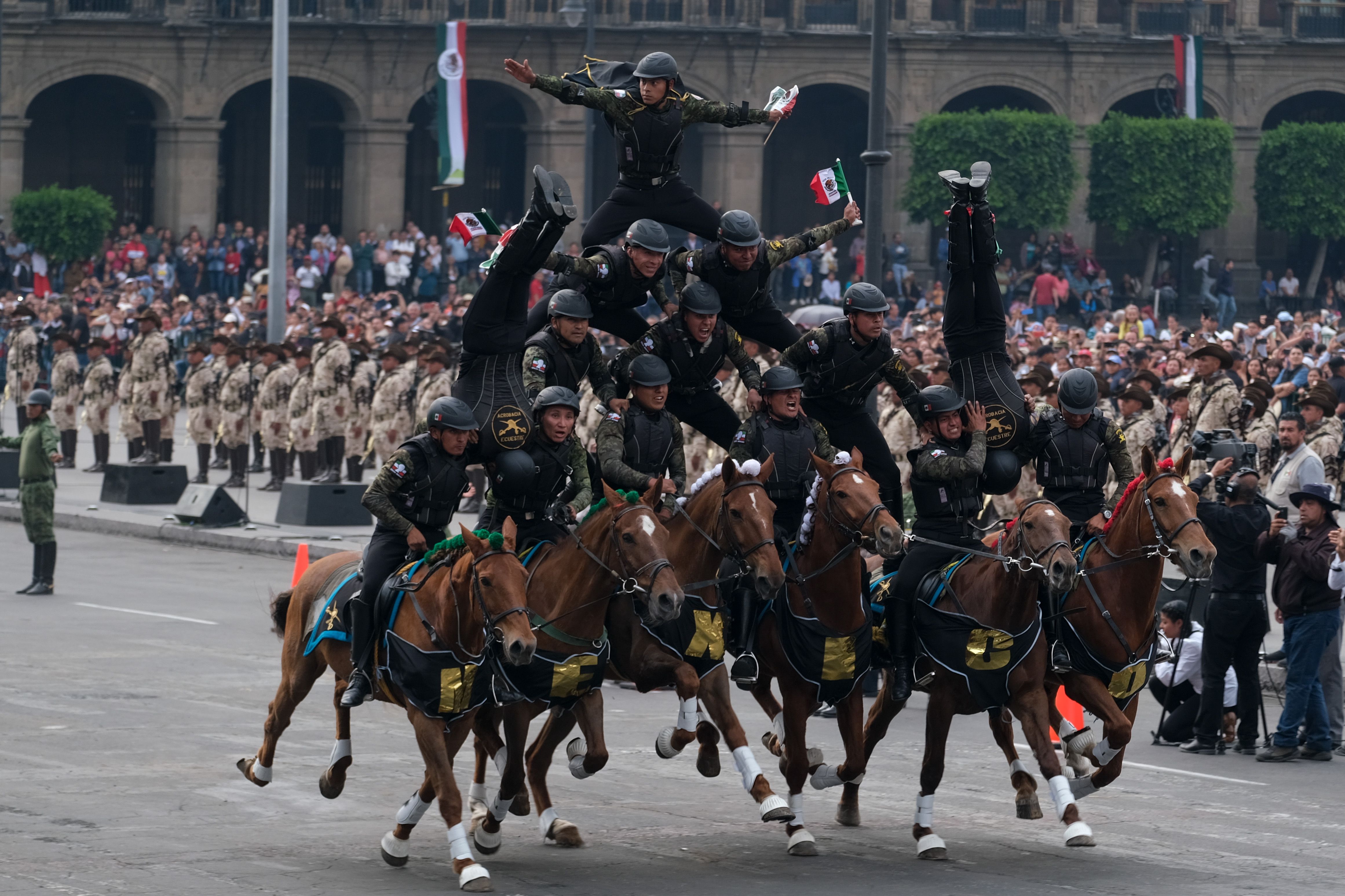CIUDAD DE MÉXICO, 20NOVIEMBRE2019.- Turistas nacionales e internacionales se dieron cita en el Zócalo para disfrutar el Desfile Histórico en Conmemoración del 109 Aniversario de la Revolución Mexicana, en el que participaron más de dos mil 700 jinetes y la locomotora “Petra”.
FOTO: GRACIELA LÓPEZ /CUARTOSCURO