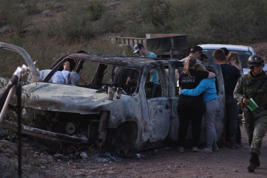 BAVISPE, SONORA, 05NOVIEMBRE2019.- Miembros del ejército y parientes de la familia LeBarón, permanecen en el sitio donde el día de ayer fueron atacados miembros de esta familia. En el lugar aún se observan los automóviles calcinados y los restos de las víctimas.
FOTO: NACHO RUIZ /CUARTOSCURO