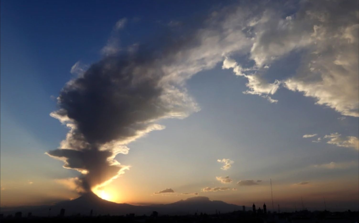 PUEBLA, PUEBLA, 22MARZO2018.- El volcán Popocatépetl emitió fumarola que alcanzó los dos kilómetros de altura, según datos del CENAPRED. FOTO: MIREYA NOVO/CUARTOSCURO