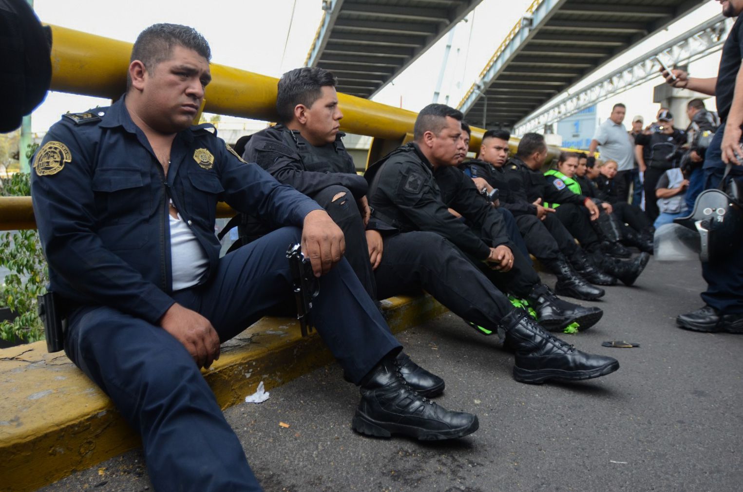 CIUDAD DE MÉXICO, 12NOVIEMBRE2019.- Policías Federales se manifestaron desde temprano en las inmediaciones de la Terminal 1 del Aeropuerto Internacional de la Ciudad de México "Benito Juárez", los inconformes se oponen a integrarse a la Guardia Nacional y piden se les indemnice ya que también han rechazado las otras ofertas laborales que el gobierno federal les ha ofrecido. Durante el día se suscitaron varios enfrentamientos, tanto federales como policías citadinos retuvieron a miembros de ambos lados que fueron liberados tras un diálogo entre los dirigentes de los federales y el titular de la SSC, Omar Harfuch. Cuando los inconformes intentaron bloquear los carriles centrales de Circuito Interior los elemetos capitalinos los dispersaron con gas lacrimogeno, que volvió a desatar los empujones y gritos, al momento se encentran replegados a un costado del aeropuerto. FOTO: ARMANDO MONROY /CUARTOSCURO
