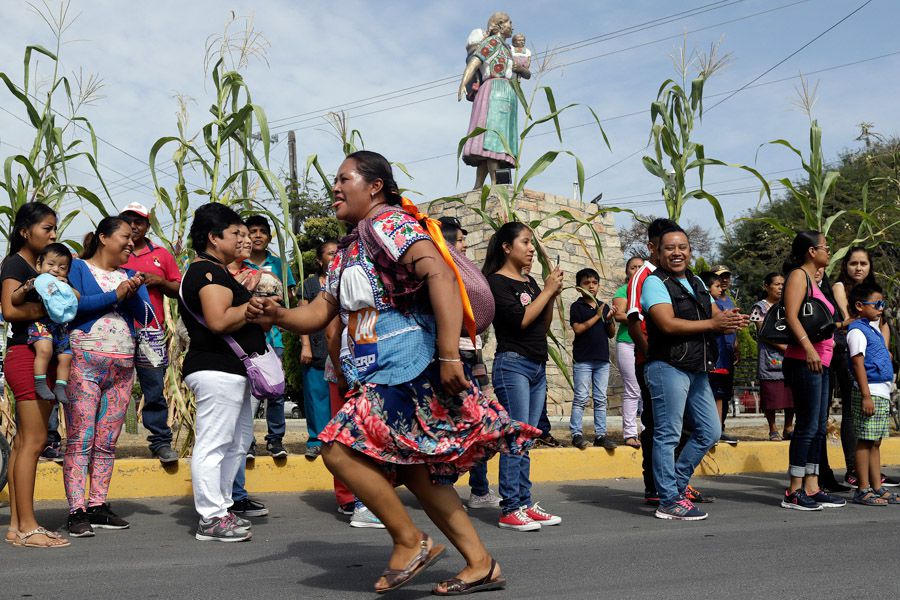 PUEBLA, PUEBLA, 04AGOSTO2019.- Se realizó la vigésima séptima edición de la Carrera de la Tortilla, en la que recorren y compiten mujeres cargando un canasto de tortillas desde el zócalo de la ciudad hasta la junta auxiliar de San María Coapan. Esta competencia simbólica tiene el objetivo de preservar la tradición, donde las mujeres cada día elaboran sus tortillas a base de maíz (blanco, azul, amarillo y rojo) y caminan hasta la localidad más cercana para venderlas casa por casa.
FOTO: MIREYA NOVO/CUARTOSCURO