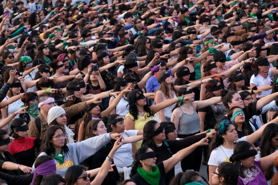 CIUDAD DE MÉXICO, 29NOVIEMBRE2019.- Cientos de mujeres asistieron a la Intervención "Un volador en tu camino", el cual organizó el Colectivo Aquelarre Violeta y la Colectiva La Tesis. El acto se realizó en el Zócalo capitalino. FOTO: GRACIELA LÓPEZ /CUARTOSCURO