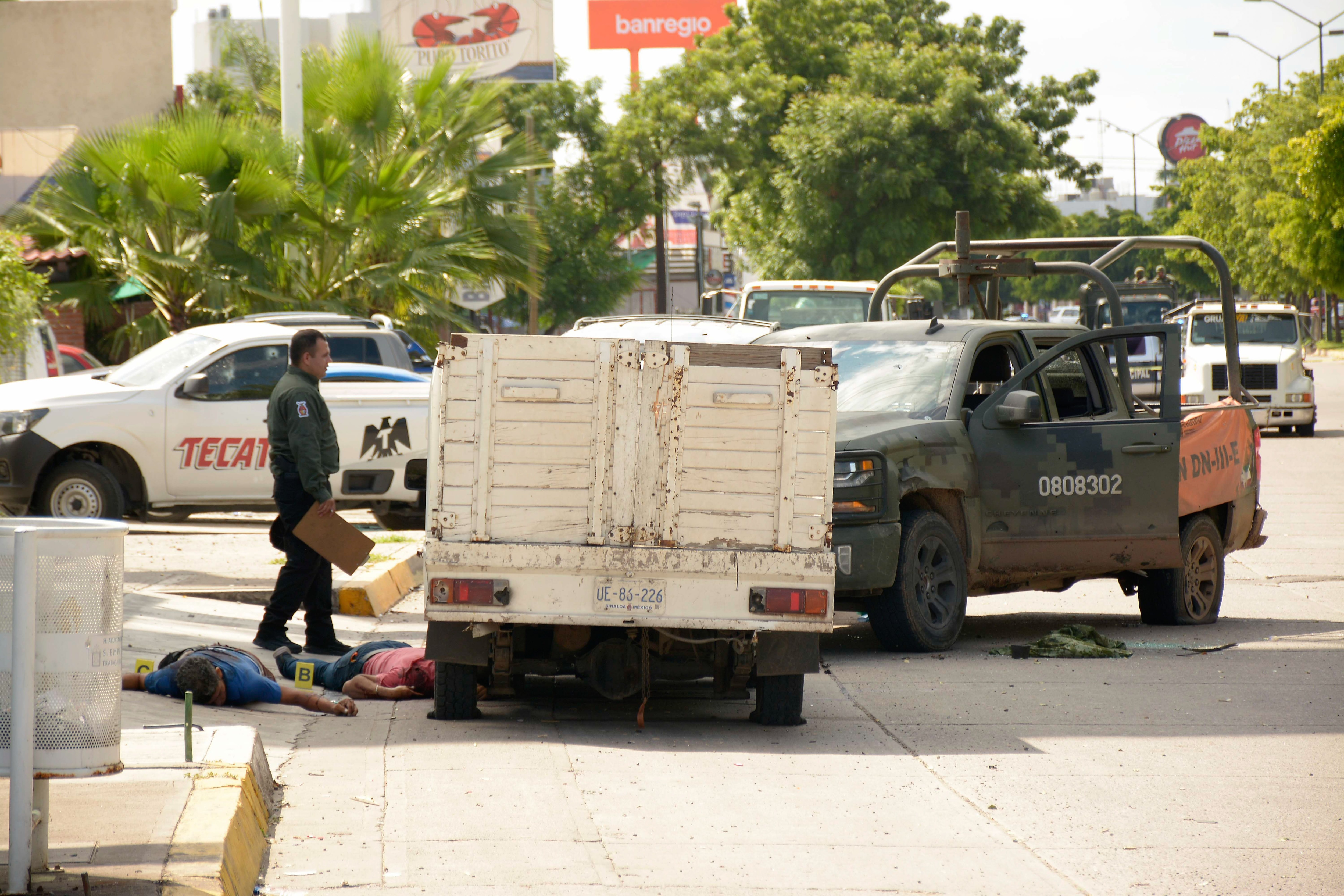 CULIACÁN, SINALOA, 19OCTUBRE2019.- La detención de Ovidio Guzmán López, uno de los líderes del Cártel de Sinaloa e hijo del narcotraficante Joaquín El Chapo Guzmán, realizado por elementos de la Guardia Nacional en una residencia del desarrollo Tres Ríos provocó que un “ejército” de cerca de 300 sicarios tomara por asalto la ciudad de Culiacán.
El grupo armado logró que las fuerzas federales “suspendieran acciones” para detener al presunto narcotraficante, ya que los cientos de gatilleros realizaron bloqueos y quema de vehículos en diferentes zonas de la ciudad, se enfrentaron a policías y militares, y amenazaron con matar a civiles que quedaron atrapados en comercios y vías cercanas a donde inició el enfrentamiento, y a familiares de militares. FOTO: JUAN CARLOS CRUZ /CUARTOSCURO