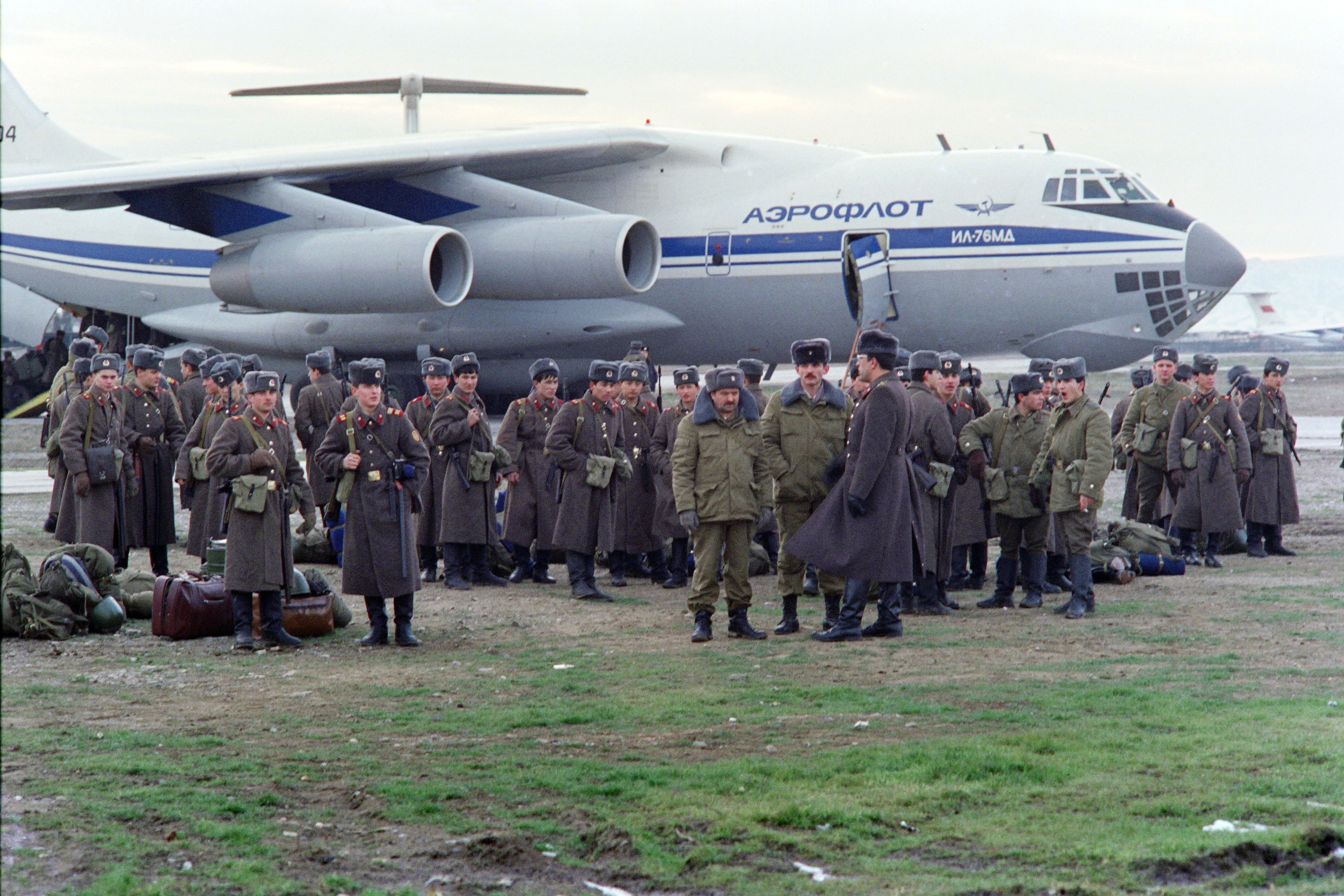 Tropas soviéticas en el aeropuerto de Kirovabad, hoy Ganja, en Azerbaiyán (AFP)