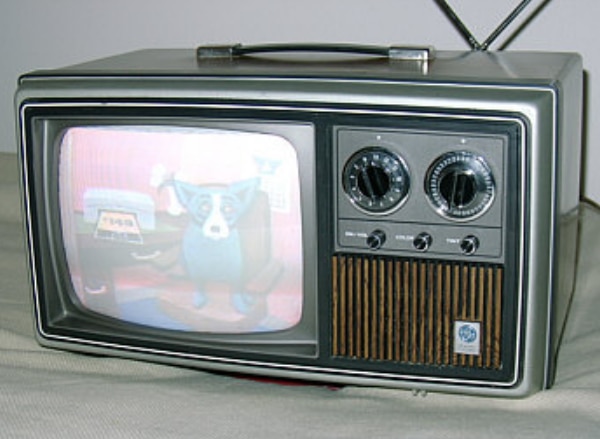 Foto de un viejo televisor analogico de la marca "Porta-Color", manufacturado por General Electric de EEUU (Foto: Wiki Commons)