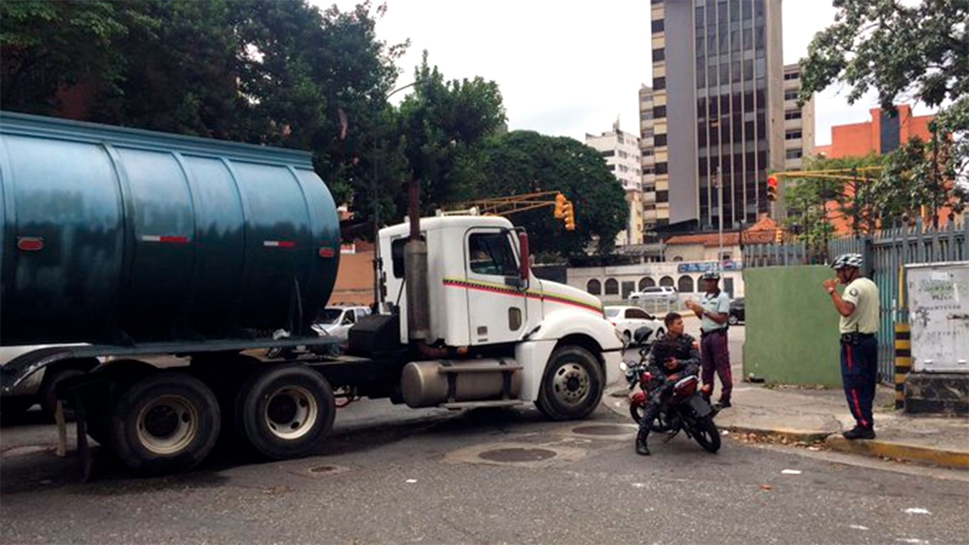 El camión de combustible que bloquea una calle por la que debían salir los diputados rumbo a la Asamblea Nacional (@2001OnLine) 