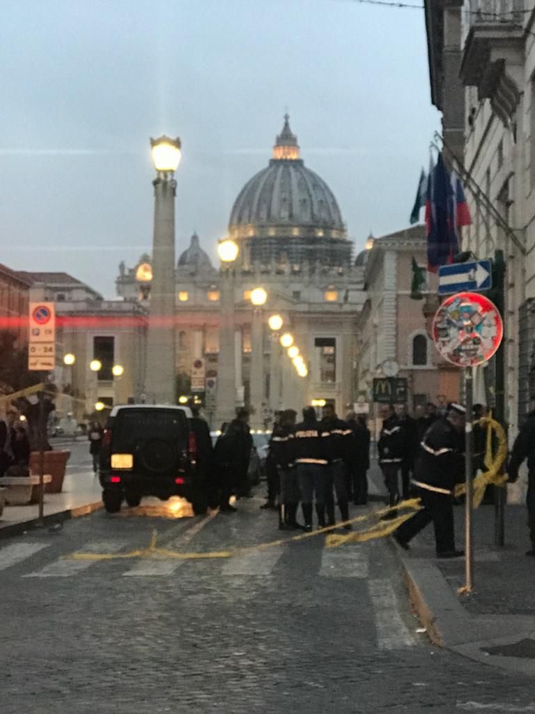 La Policía custodia la residencia del embajador ante el Vaticano, donde durmió el presidente Alberto Fernández.