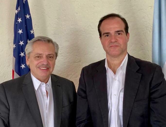 Alberto Fernández y Mauricio Claver durante su encuentro realizado en la Ciudad de México