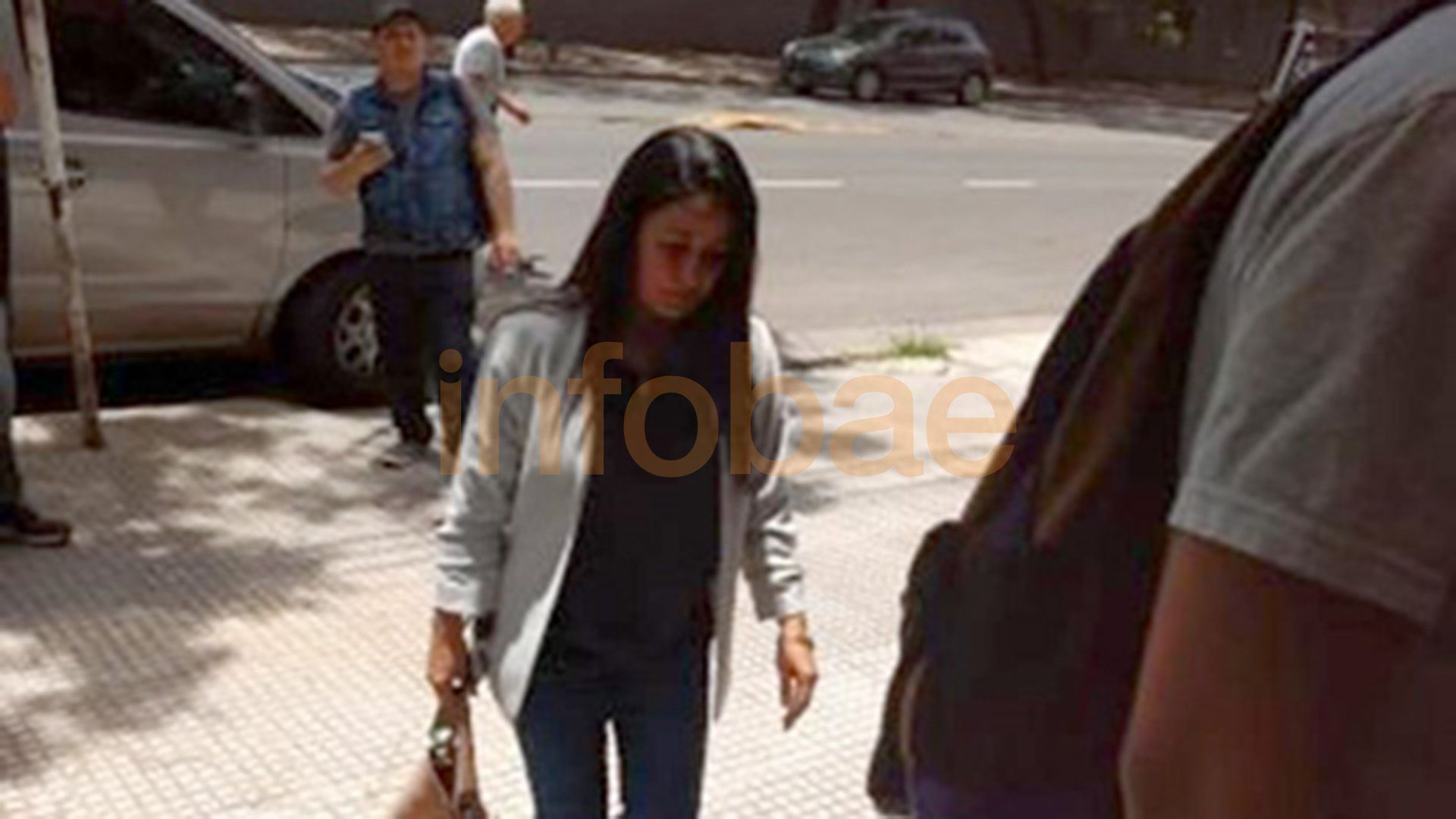 Stella Lugo ingresando a la embajada de Venezuela en la Argentina