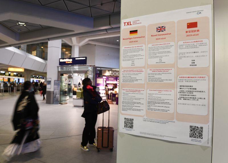 Un póster con información sobre el coronavirus (2019-nCoV) se exhibe en el aeropuerto Tegel de Berlín, Alemania, el 26 de enero de 2020. REUTERS/Annegret Hilse