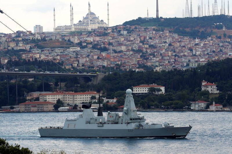 Foto de archivo ilustrativa del barco de la armada británica HMS Duncan (D37) navegando en el Bósforo en Estambul. Juy 12, 2019. REUTERS/Murad Sezer