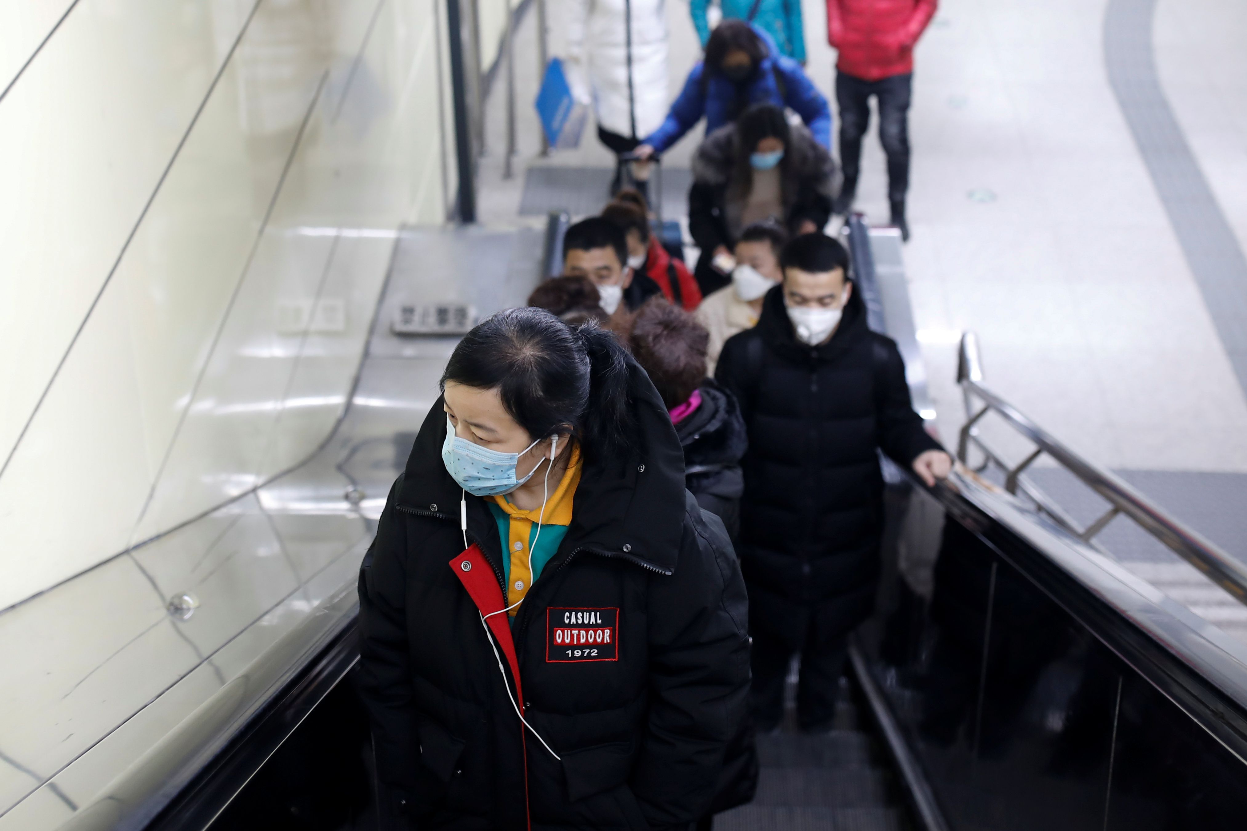 Pasajeros usan mascarillas en una estación de metro de Beijing (Reuters)
