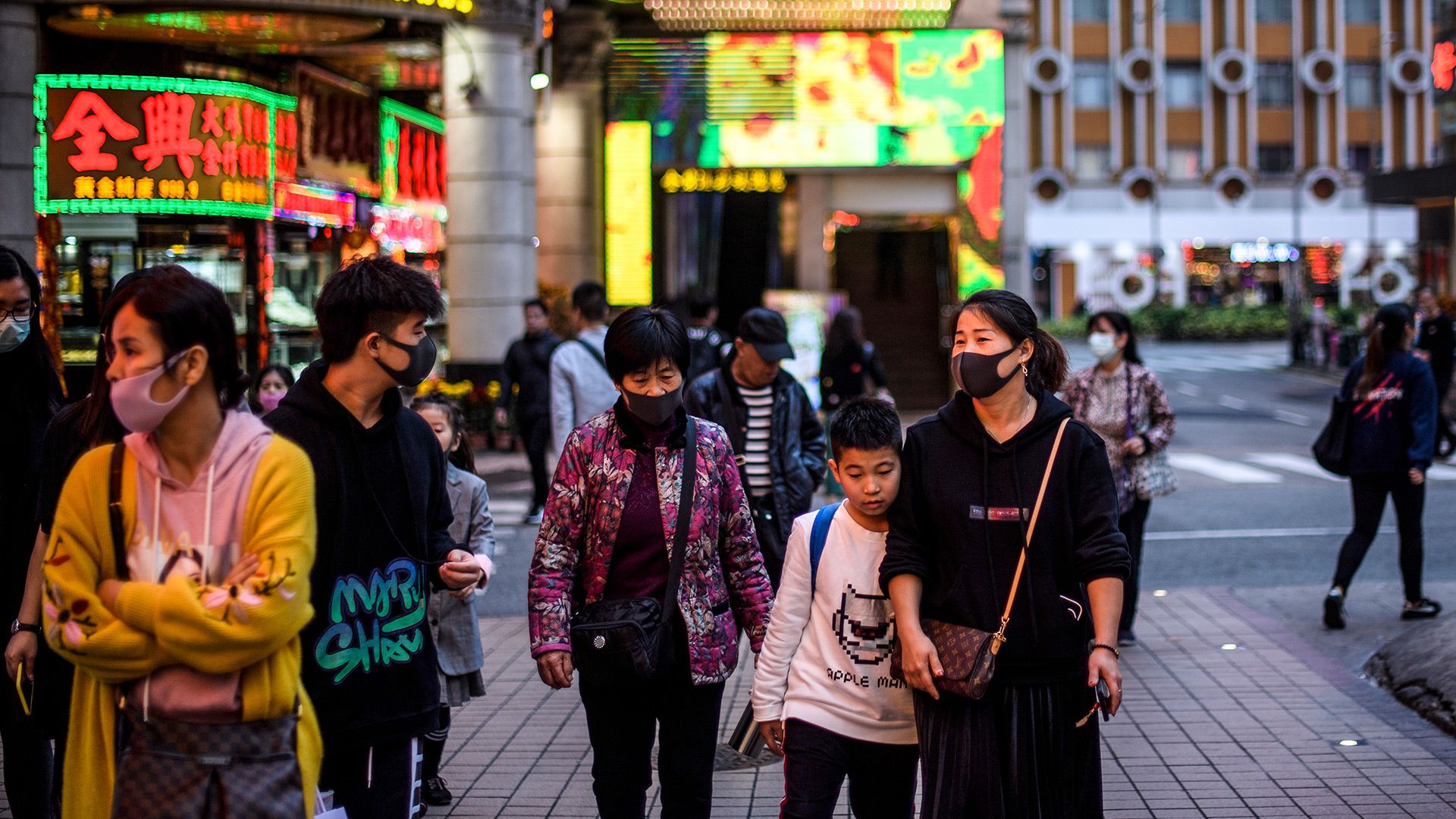 Peatones en la ciudad de Macau. (Photo by Anthony WALLACE / AFP)