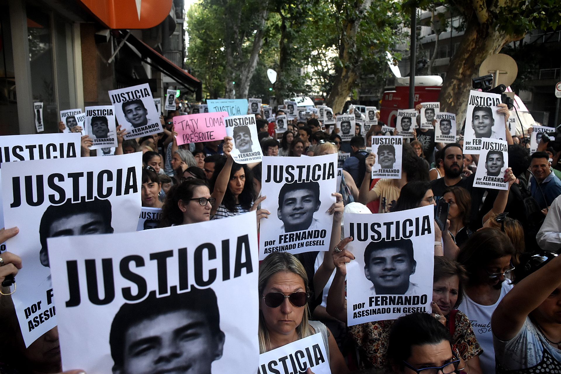 Los carteles que llevaron los vecinos para pedir justicia y una condena ejemplar por el asesinato de Báez Sosa
