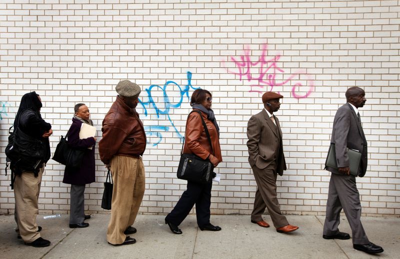Foto de archivo. Personas buscando trabajo hacen una fila para ingresar a una feria de empleo organizada por el Departamento de Trabajo del estado de Nueva York, en Nueva York, EEUU. 12 de abril de 2012. REUTERS/Lucas Jackson.