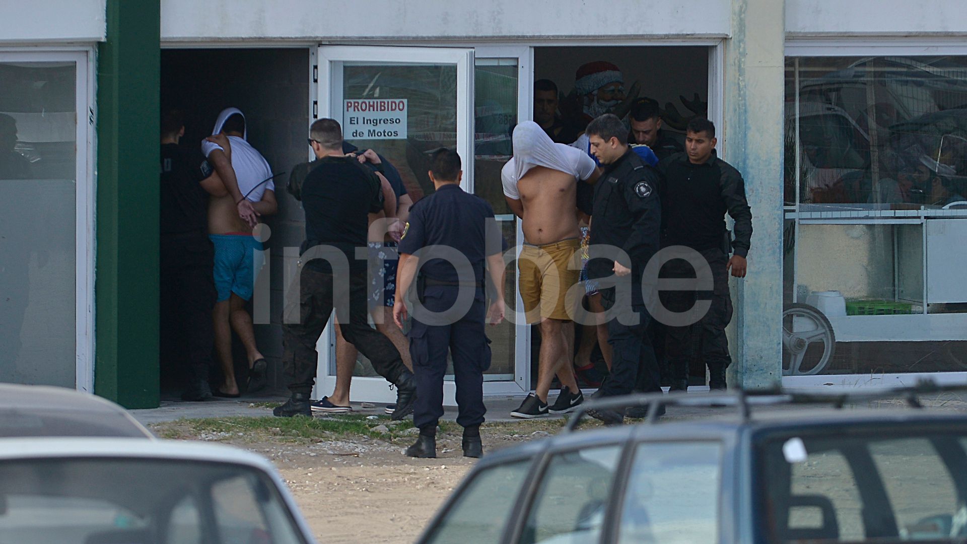 Los diez acusados fueron trasladados desde las dependencias policiales de Villa Gesell y Pinamar (Gustavo Gavotti)