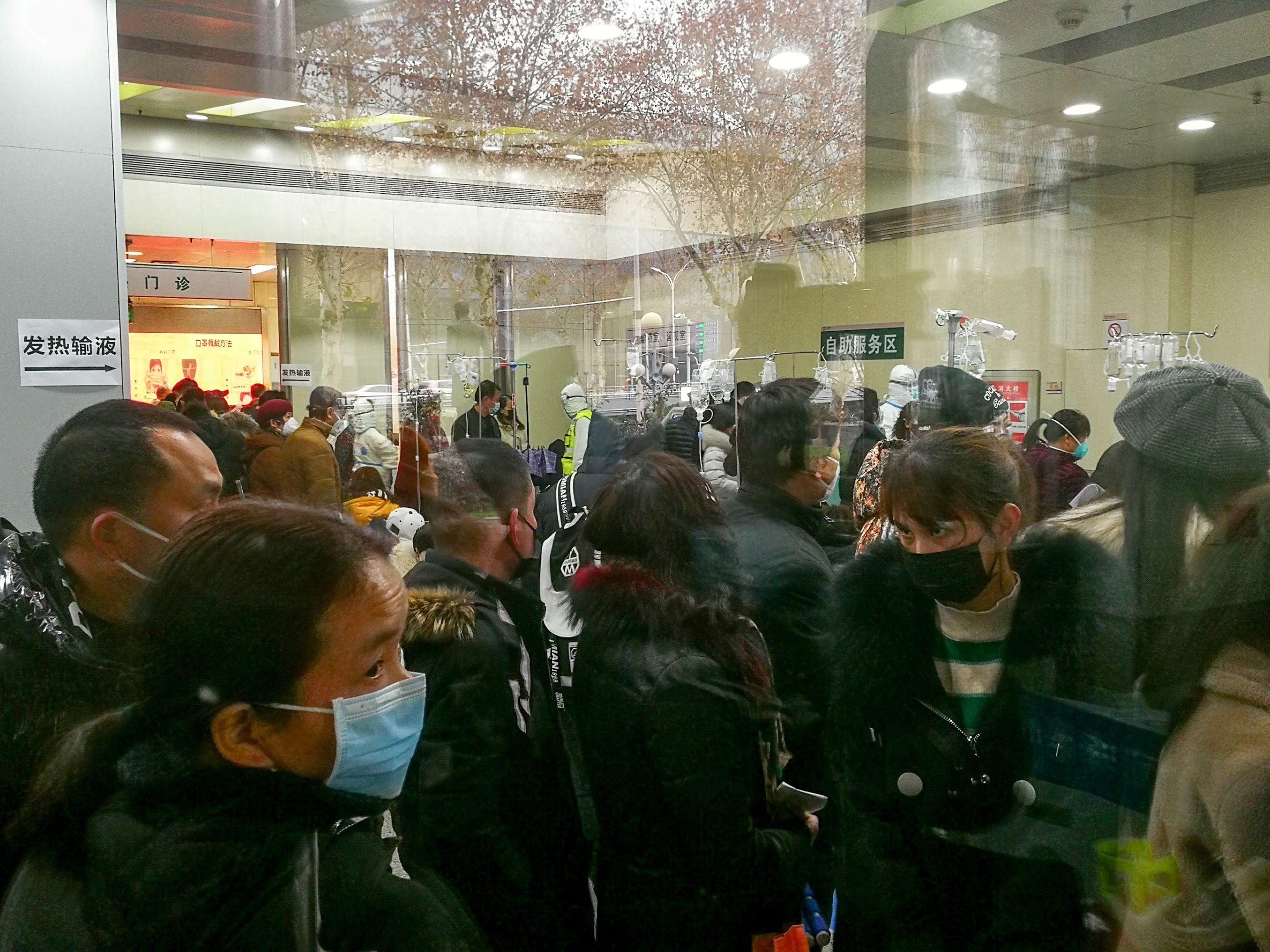 El sistema de salud chino está bajo una enorme presión y en los hospitales como el Tongji de Wuhan hay largas filas de personas a la espera de atención. (cnsphoto via REUTERS)