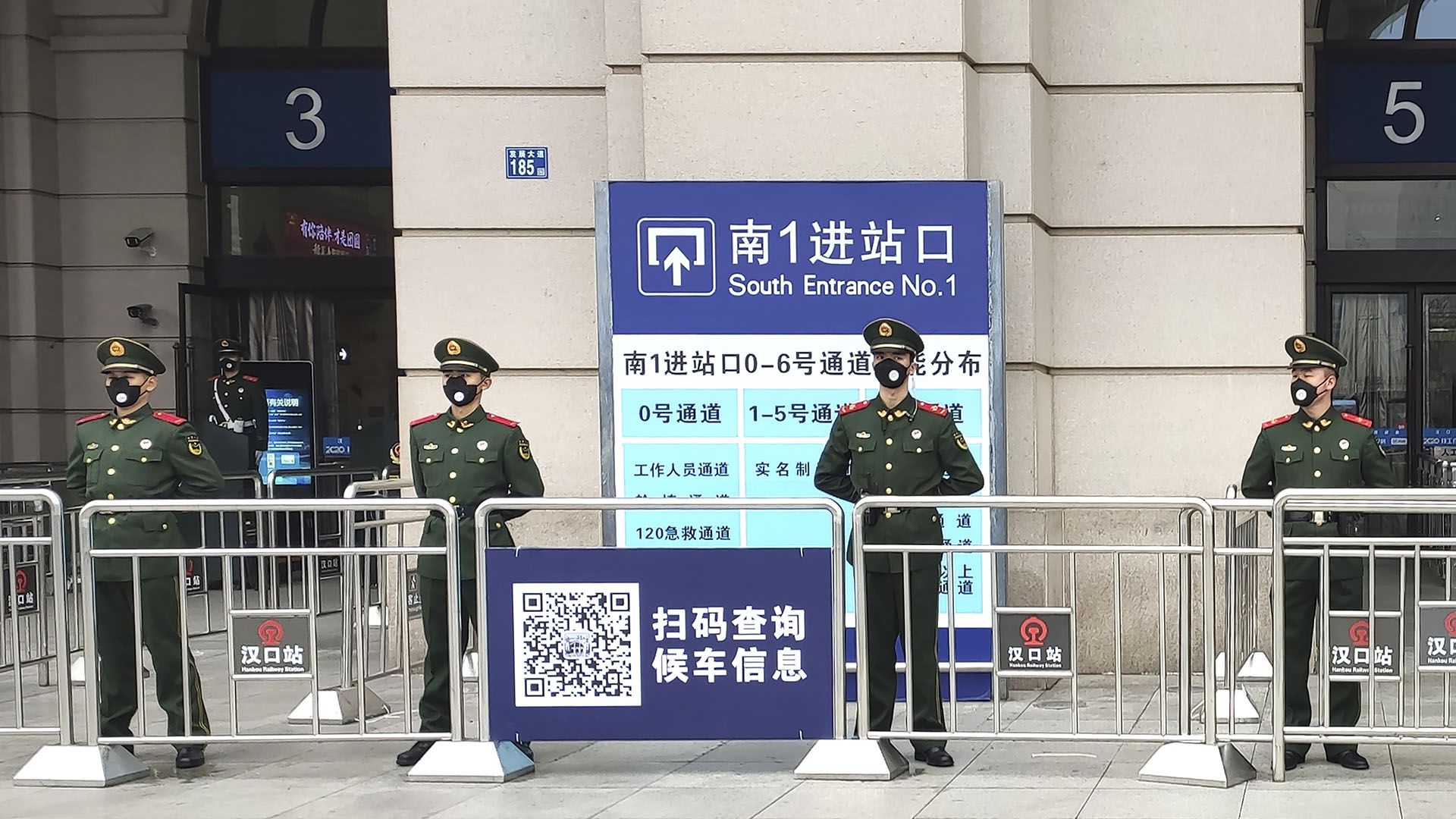 La estación de trenes Hankou está cerrada, como todos los núcleos de transporte de Wuhan y otras 12 ciudades en las que haya cuarentena. (Thepaper via AP)