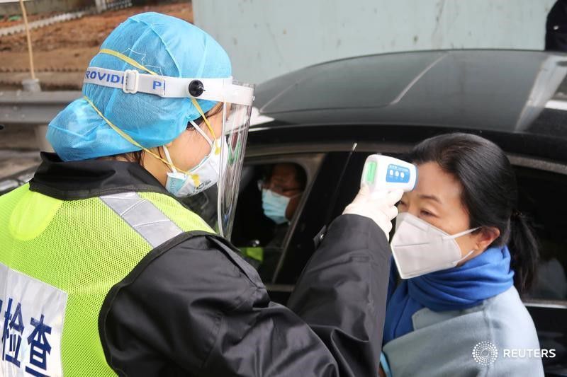 En muchas ciudades, como Xianning, cercana a Wuhan, hay controles sanitarios en las calles para detectar posibles casos del nuevo coronavirus. (REUTERS/Martin Pollard)