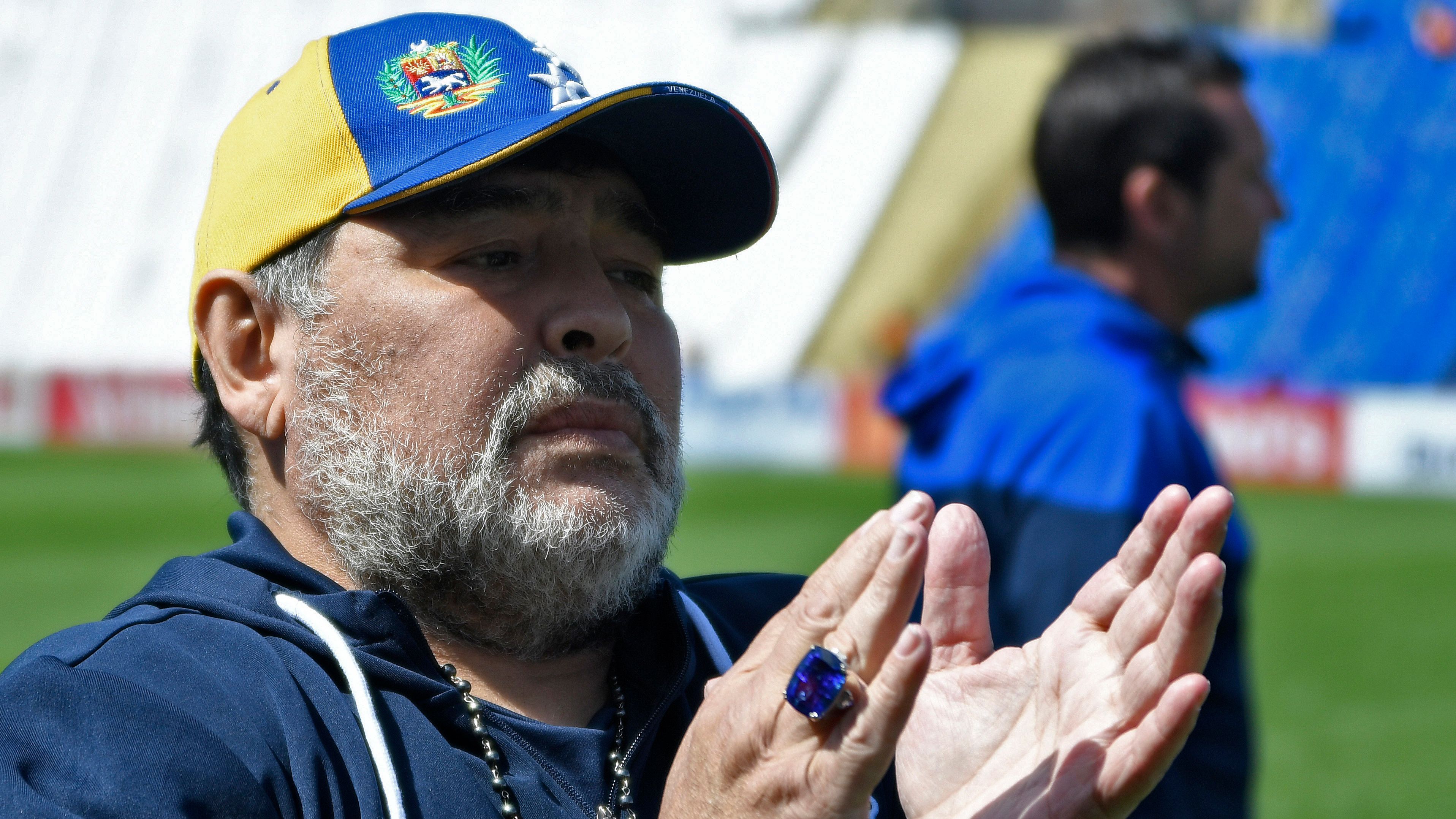 Diego, con la gorra de Venezuela; la cual utilizó en varios partidos como técnico de Gimnasia (Foto: AFP)