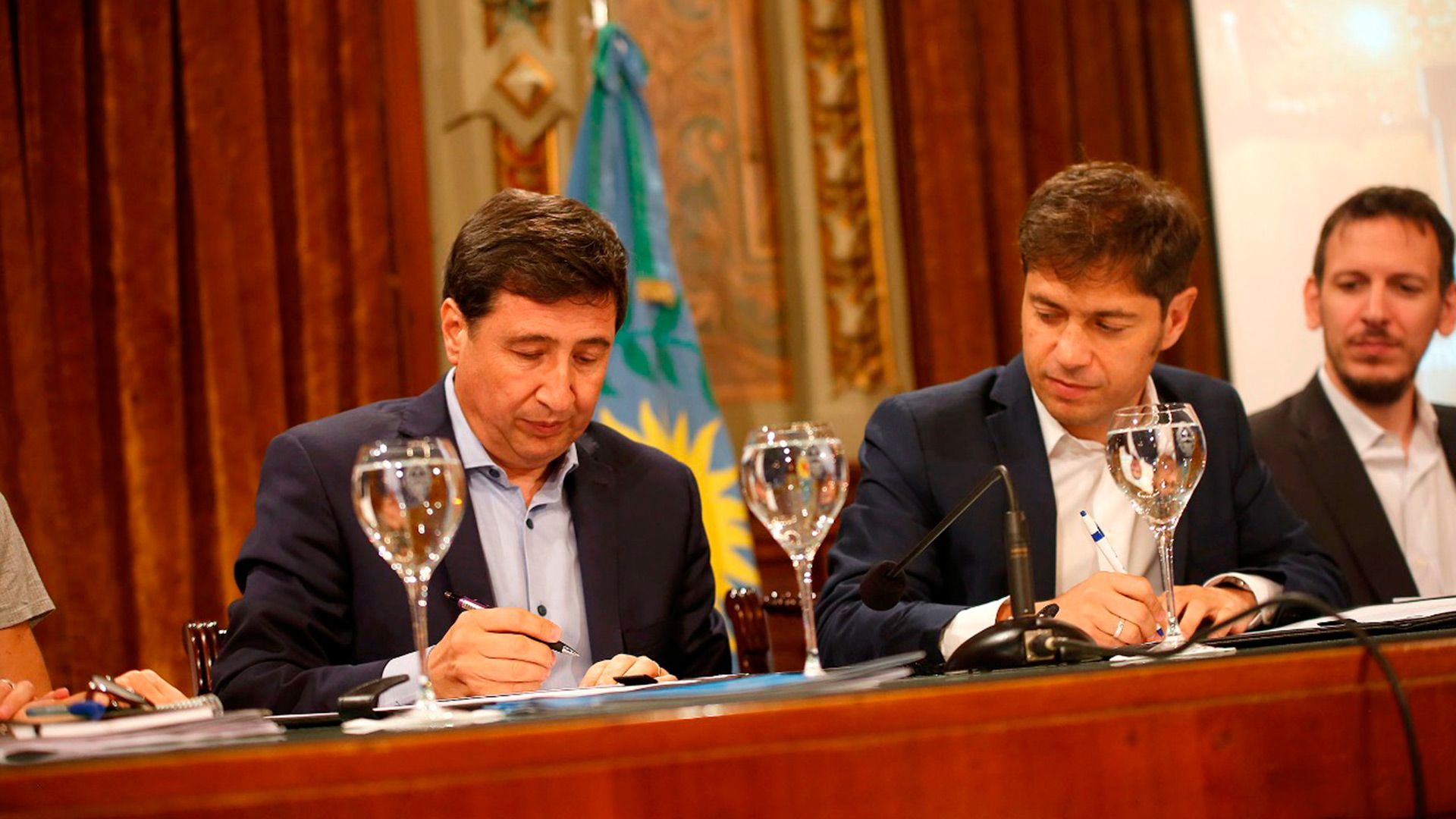 Daniel Arroyo y Axel Kicillof firmaron un acuerdo para implementar la tarjeta alimentaria en la provincia de Buenos Aires
