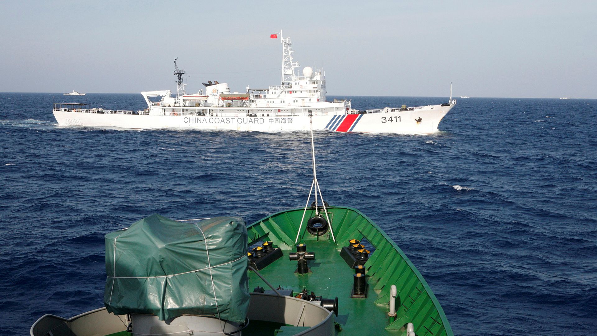 Un barco de la guardia costera china cerca de uno de la marina vietanamita. Ambos países comunistas son los que más choques han tenido en el Mar de China. (Reuters)