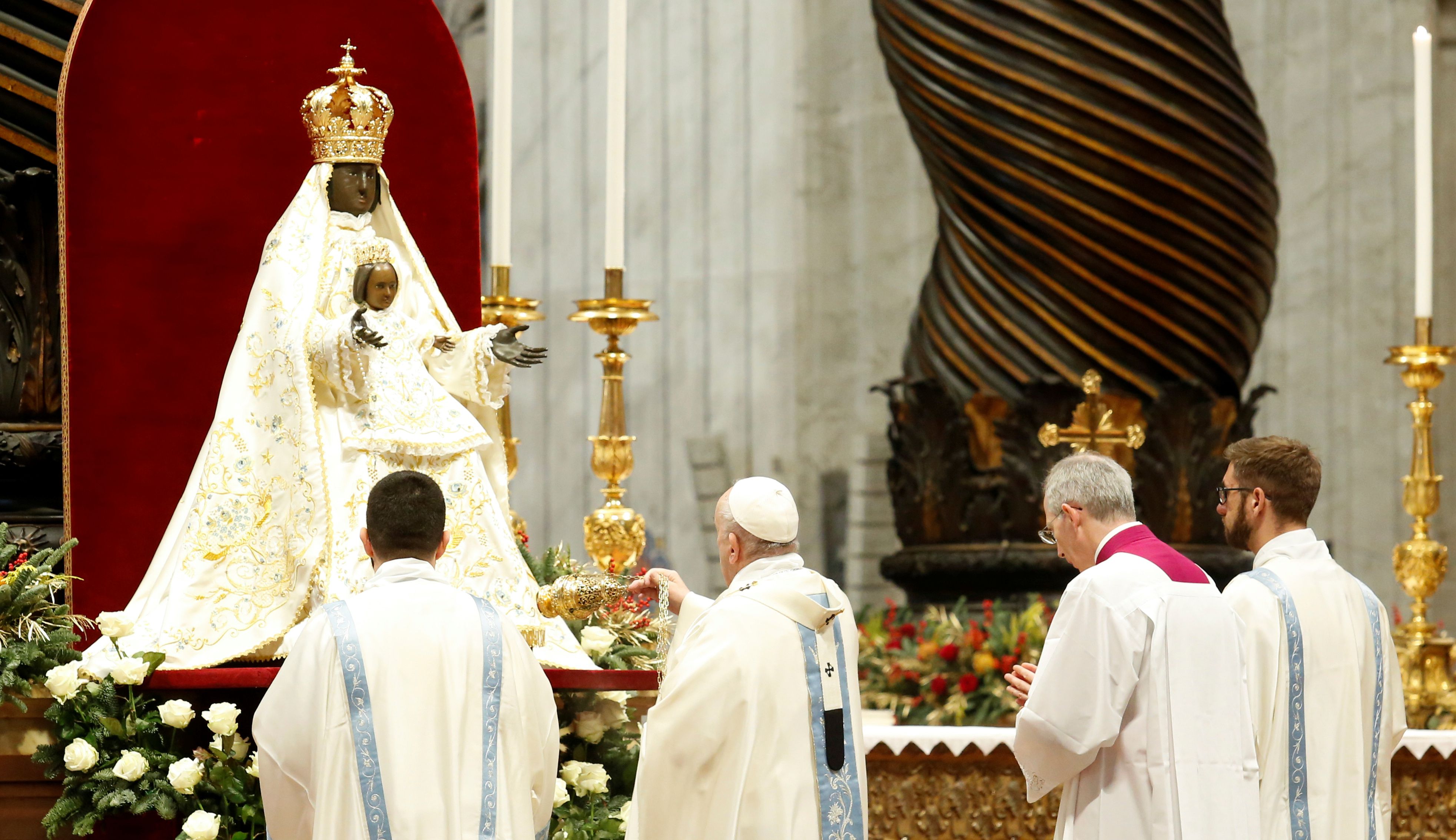 El papa Francisco ante la imagen de la Virgen (REUTERS/Remo Casilli)