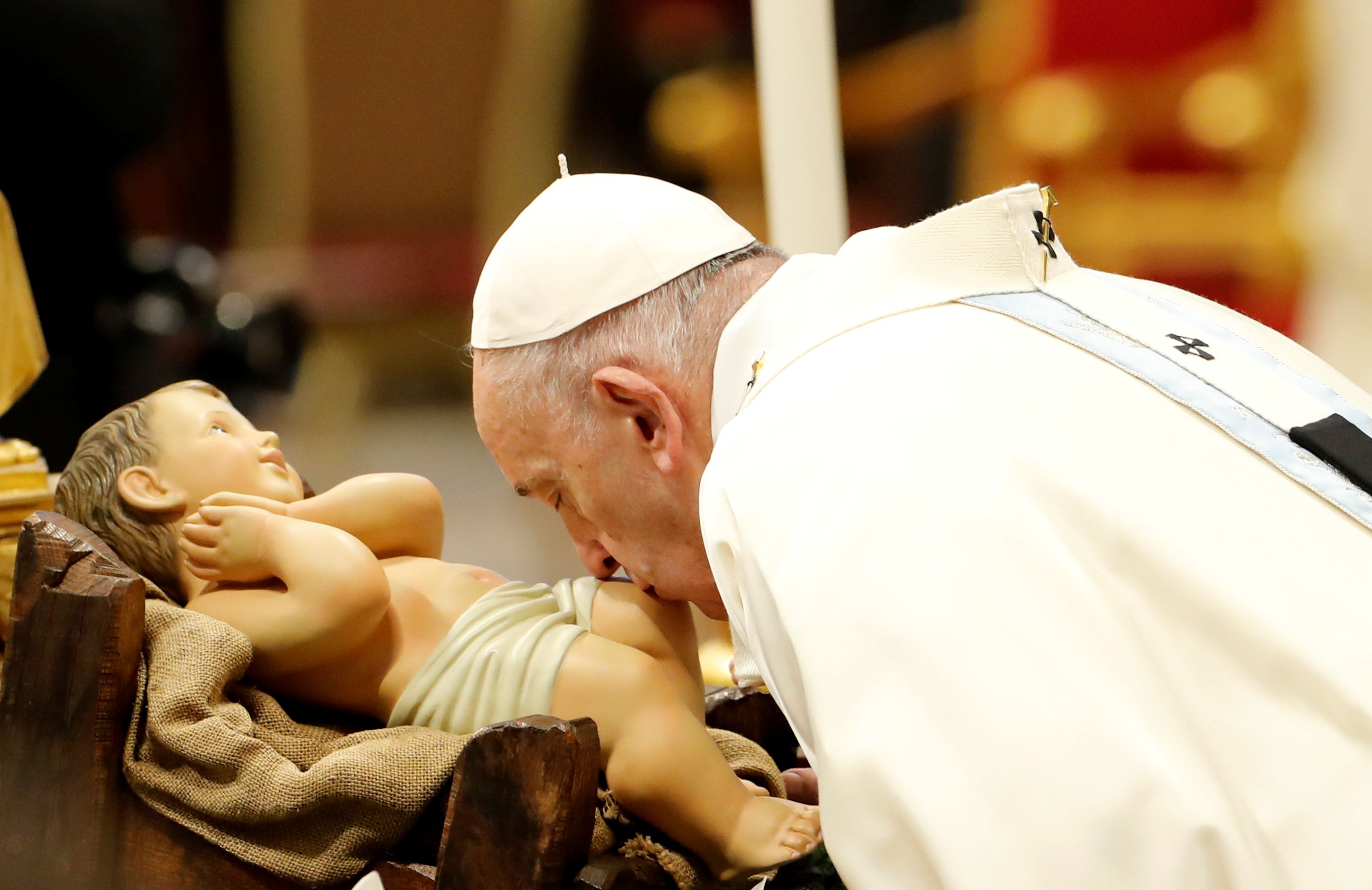 El Papa besa una estatua del niño Jesús (REUTERS/Remo Casilli)