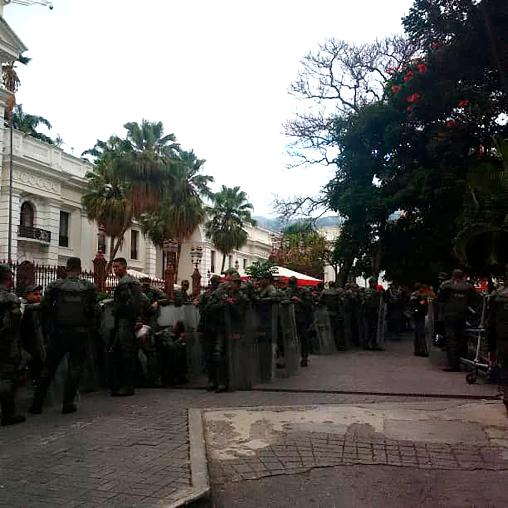 La Asamblea Nacional amaneció militarizada (@AsambleaVE)