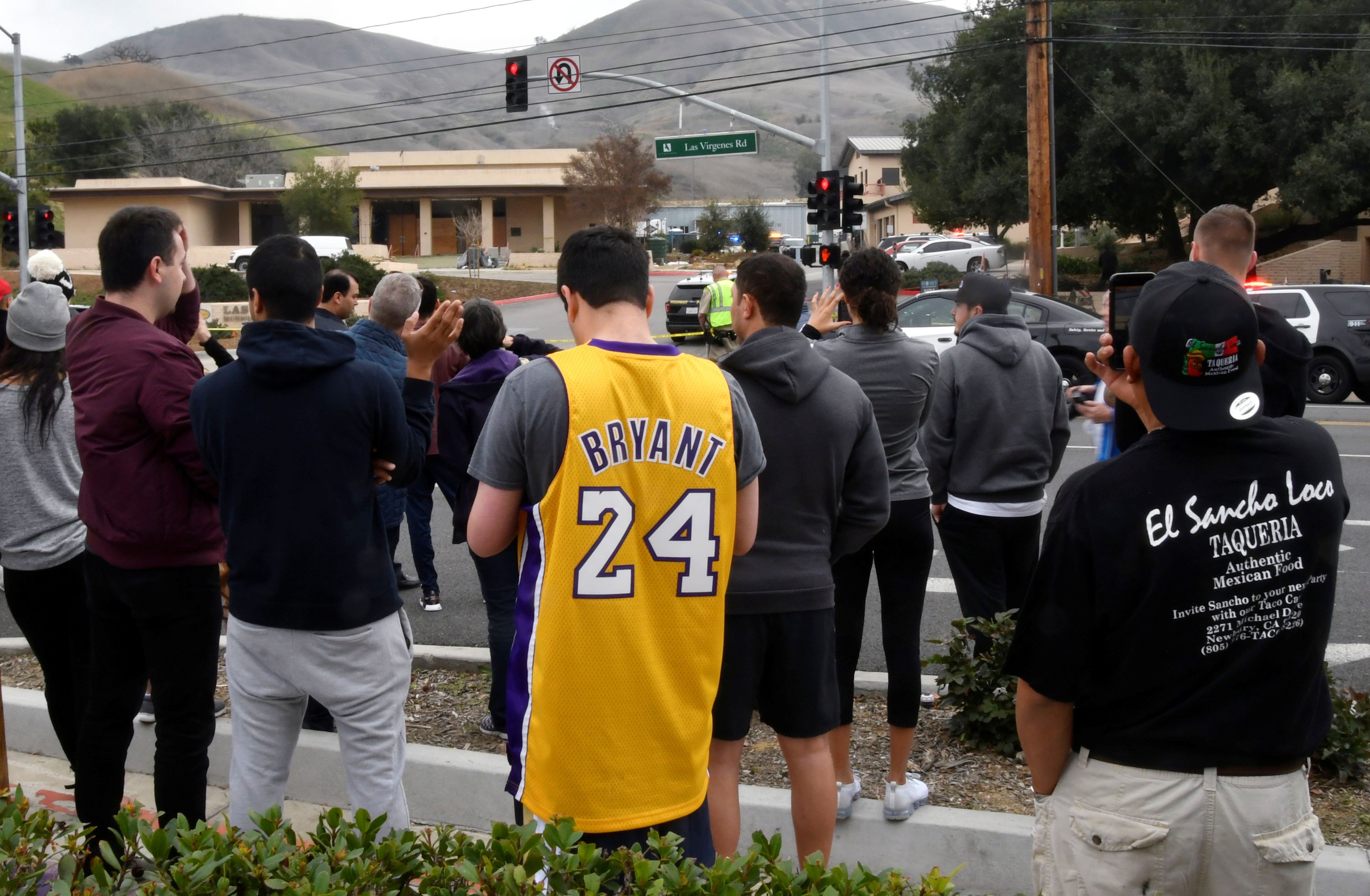 Varios fans de Bryant y vecinos de Calabasas se acercaron al lugar del accidente (Reuters)