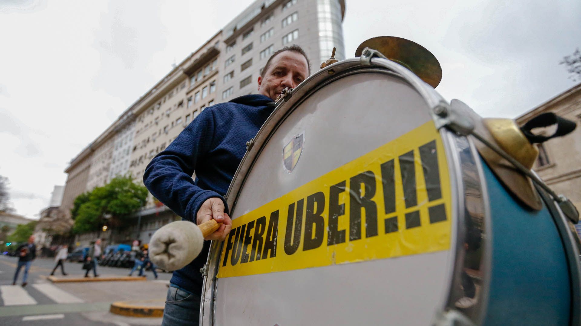 Las protestas de los taxistas contra Uber son comunes en la Argentina y en otras partes del mundo (Foto Nicolás Aboaf)