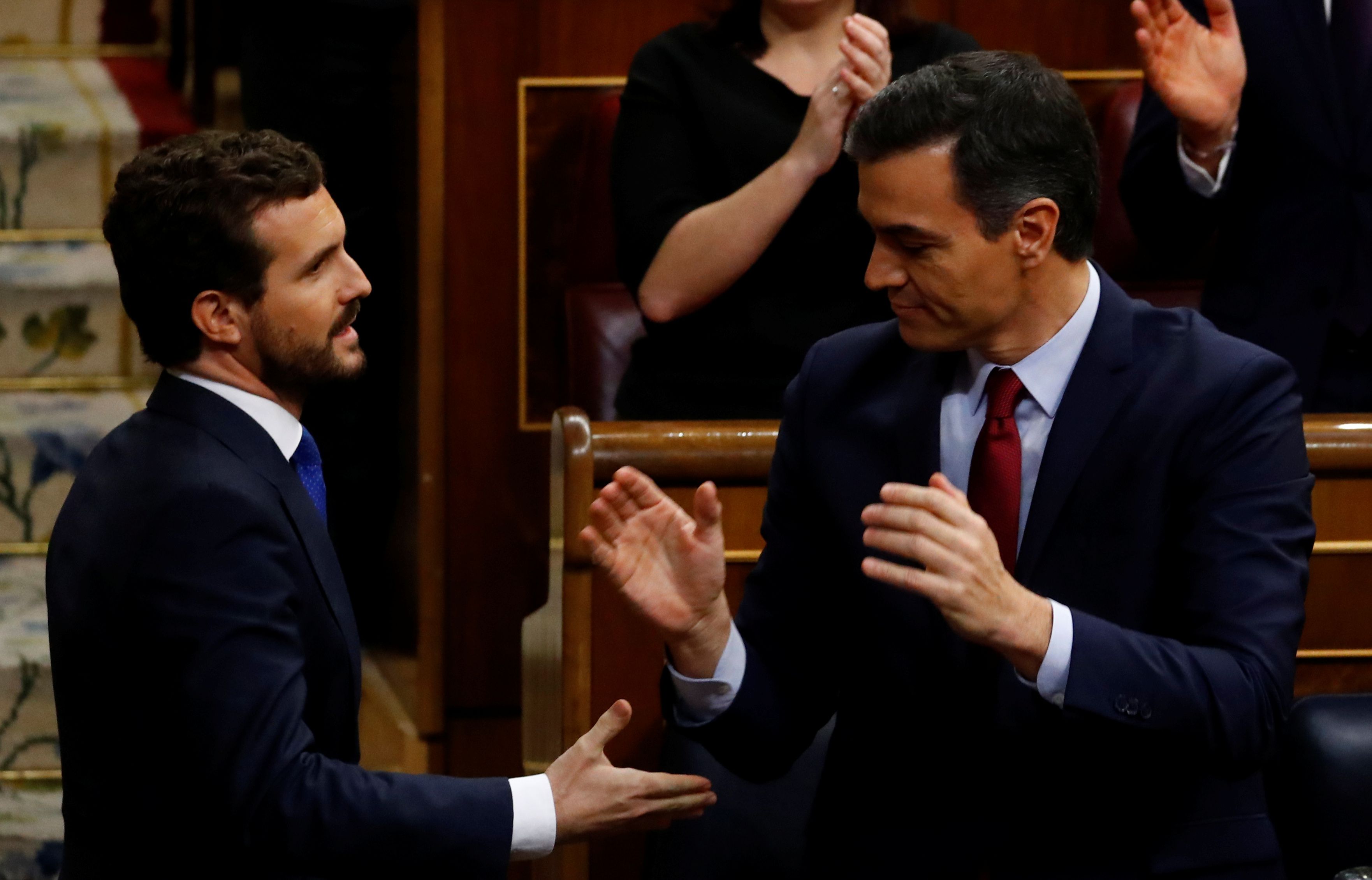 Pablo Casado, líder del PP, felicita a Sánchez tras la votación (REUTERS/Stringer)