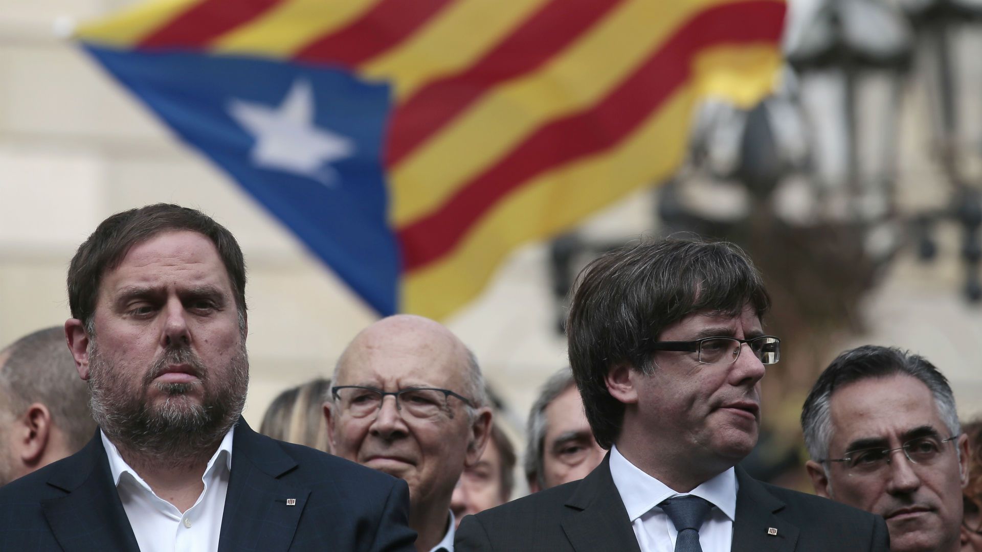 El ex presidente de la Generalitat, Carles Puigdemont, junto al ex vicepresidente catalán, Oriol Junqueras (del ERC), durante un acto independentista frente al palacio de la Generalitat en Barcelona (AP Photo/Manu Fernandez)