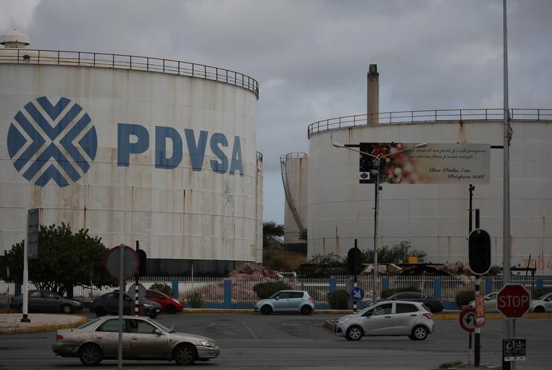 El logo de la estatal venezolana PDVSA se ve en tanques de almacenamiento en la refinería Willemstad en Curazao. Abril 22, 2018. REUTERS/Andres Martinez Casares