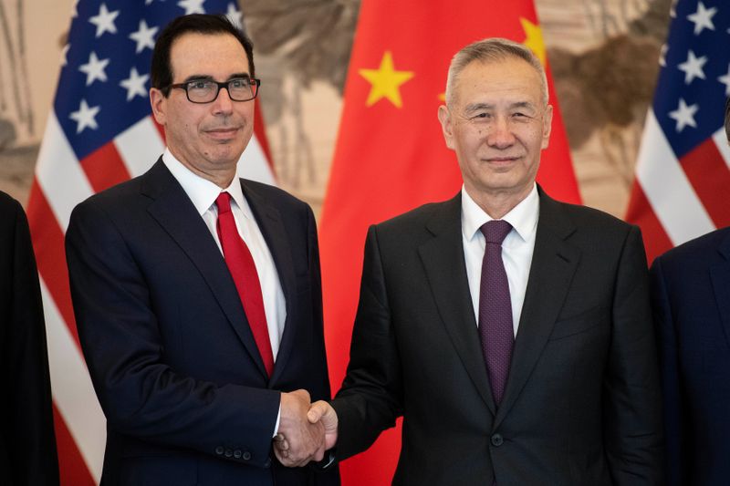 Foto de archivo. El viceprimer ministro, Liu He, saluda al secretario del Tesoro estadounidense, Steven Mnuchin, frente a los medios de comunicación en Pekín, China. 29 de marzo de 2019. Nicolas Asfouri/Pool vía REUTERS.
